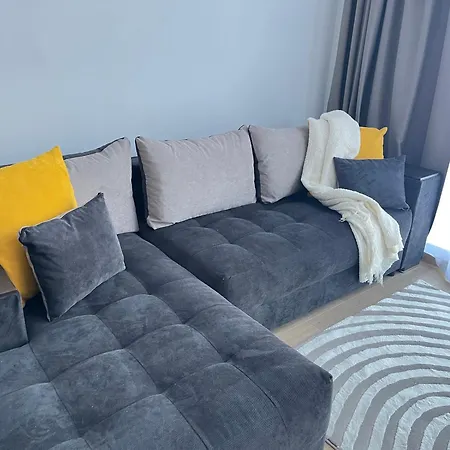 двустаен в младост 아파트